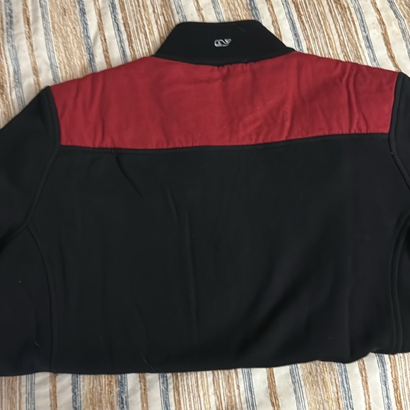 Vineyard Vines XX UMASS COLLEGE (Black and Red Logo Pullover) - Picture 5 of 8